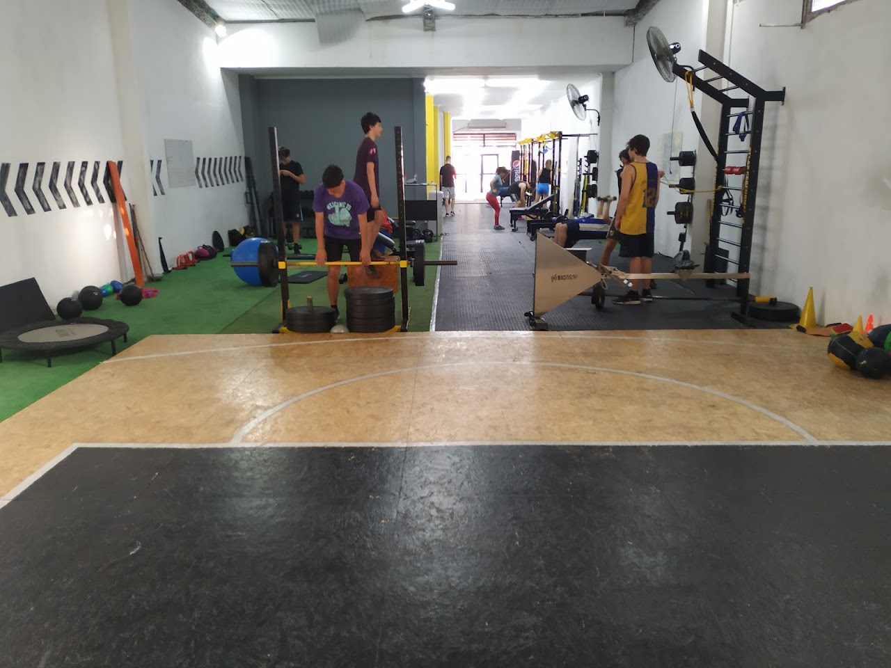 Zona de entrenamiento funcional y césped sintético STOA